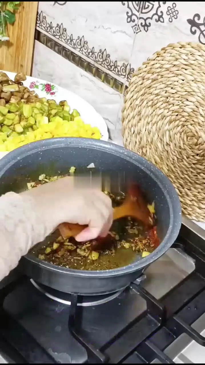 طرز تهیه خوراک خوشمزه با کدو بادمجان و سیب‌ زمینی غذای فوری و ارزان + فیلم